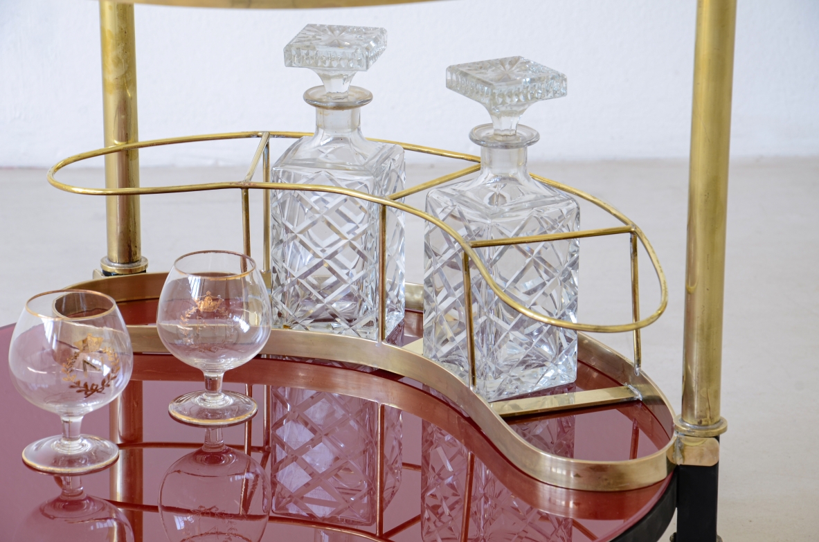 Elegante carrello con struttura in fetto e ottone, piani in cristallo e vetro opaline, manifattura italiana 1960ca.