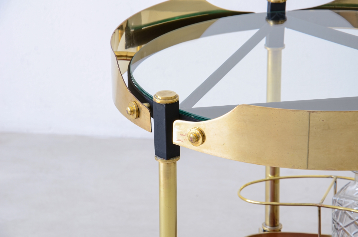 Elegante carrello con struttura in fetto e ottone, piani in cristallo e vetro opaline, manifattura italiana 1960ca.