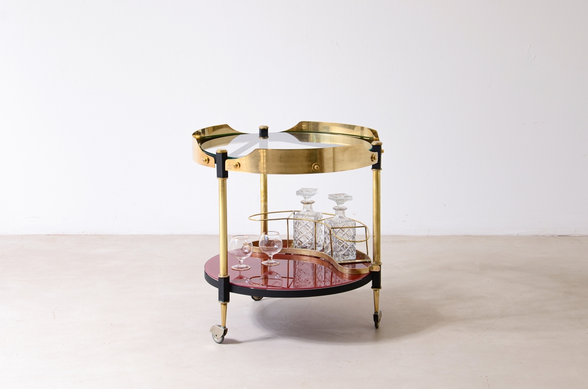 Elegante carrello con struttura in fetto e ottone, piani in cristallo e vetro opaline, manifattura italiana 1960ca.