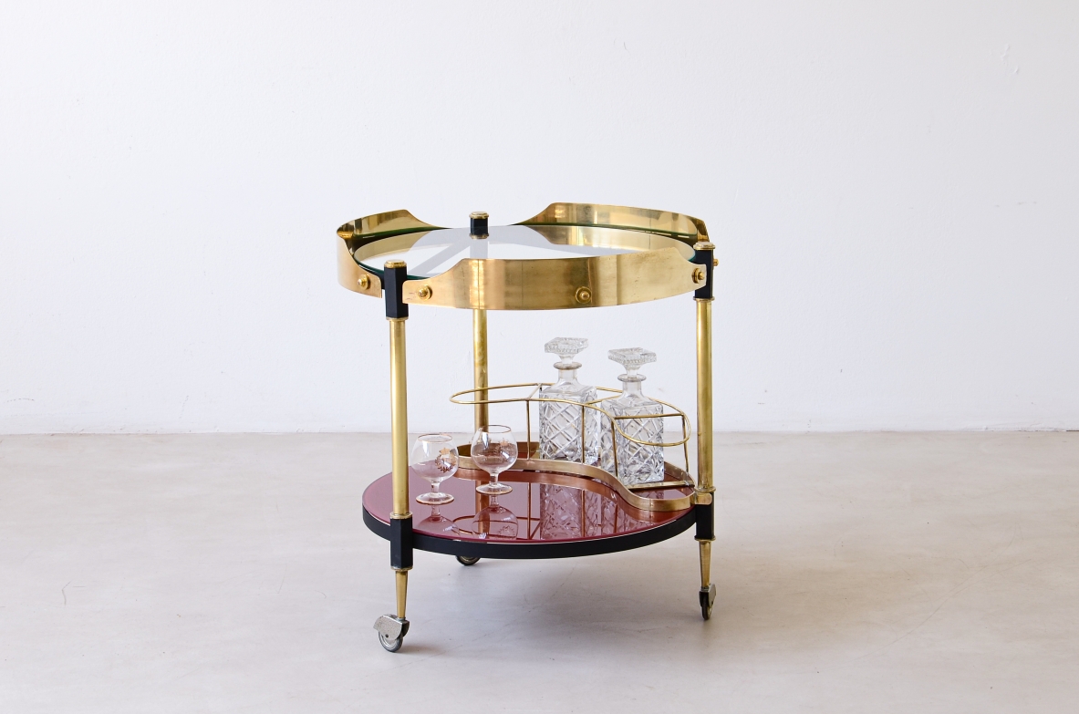 Elegante carrello con struttura in fetto e ottone, piani in cristallo e vetro opaline, manifattura italiana 1960ca.