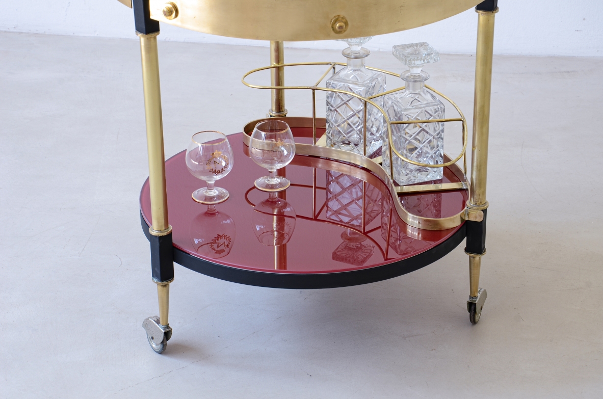 Elegante carrello con struttura in fetto e ottone, piani in cristallo e vetro opaline, manifattura italiana 1960ca.