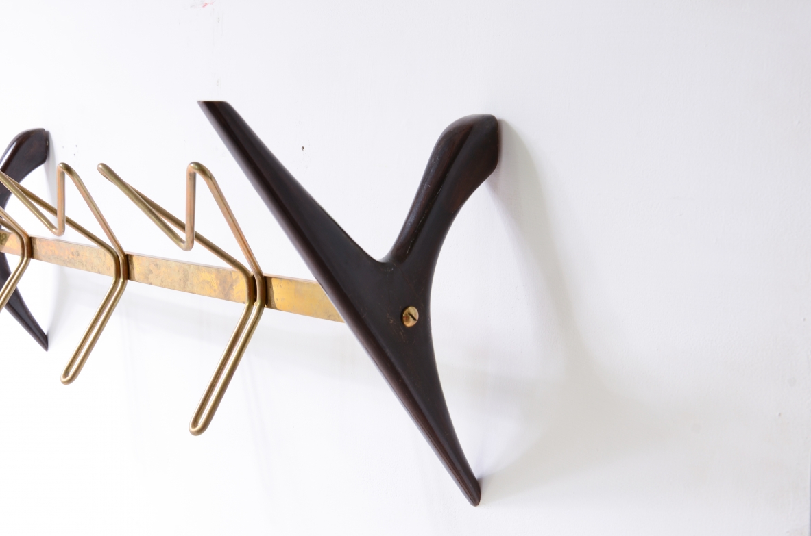 Wood and brass coat hanger, attr. Ico Parisi, 1950s.