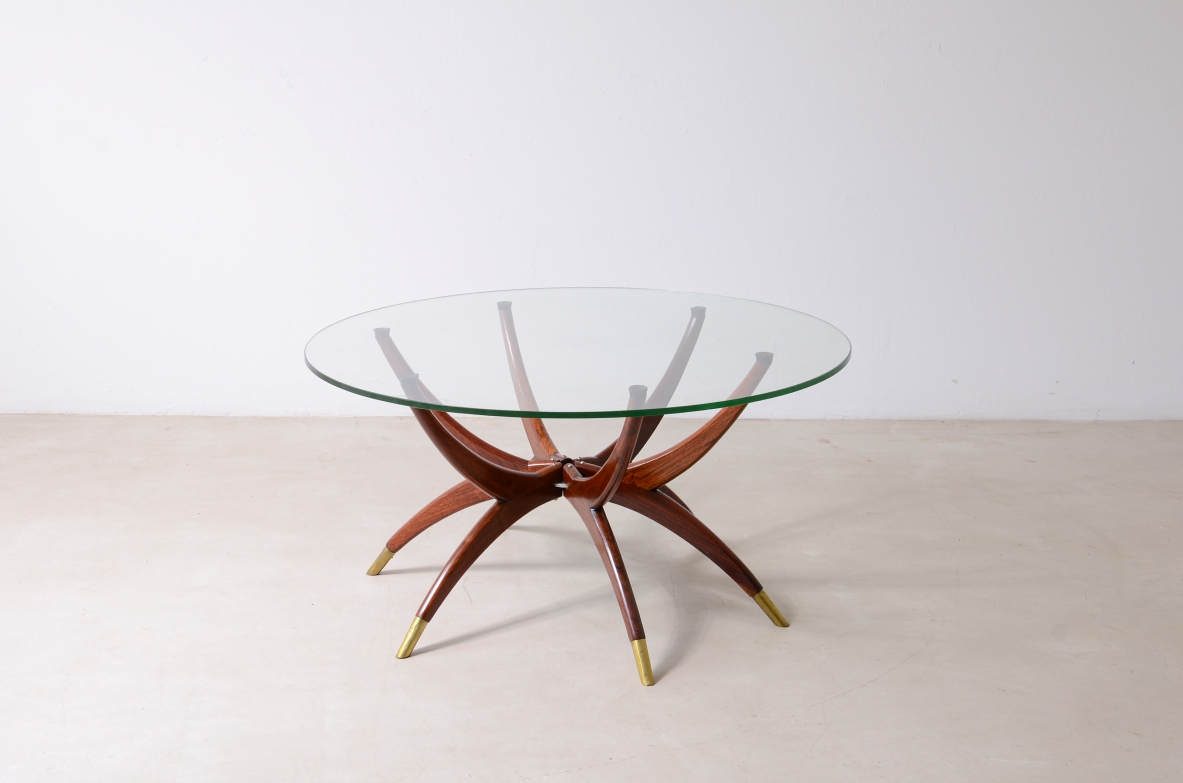Elegante tavolo basso a 6 gambe in legno curvato con puntali in ottone e piano in cristallo molato  anni '50