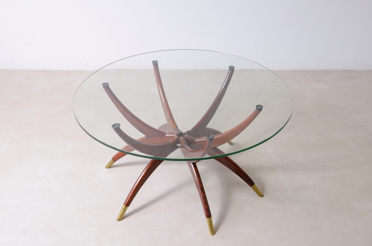 Elegante tavolo basso a 6 gambe in legno curvato con puntali in ottone e piano in cristallo molato  anni '50