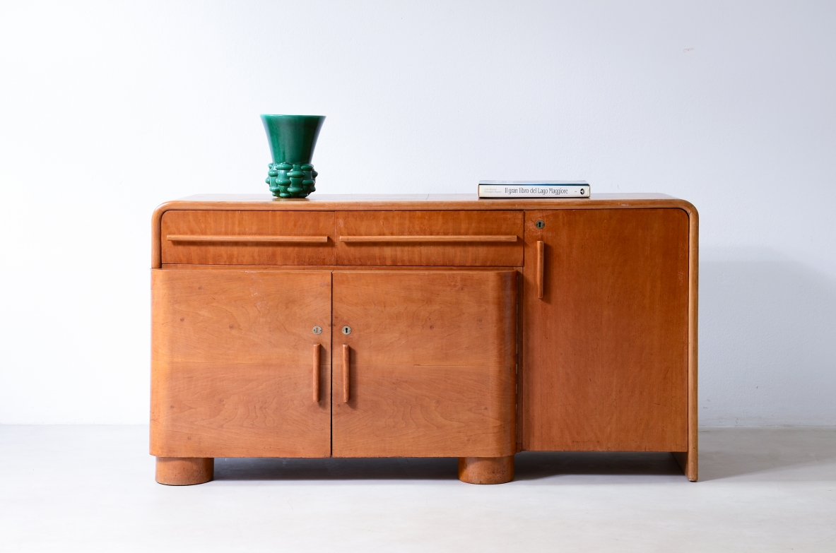 Mobile ad ante e cassetti in legno biondo.  Manifattura francesce epoca Art Deco, 1930ca.