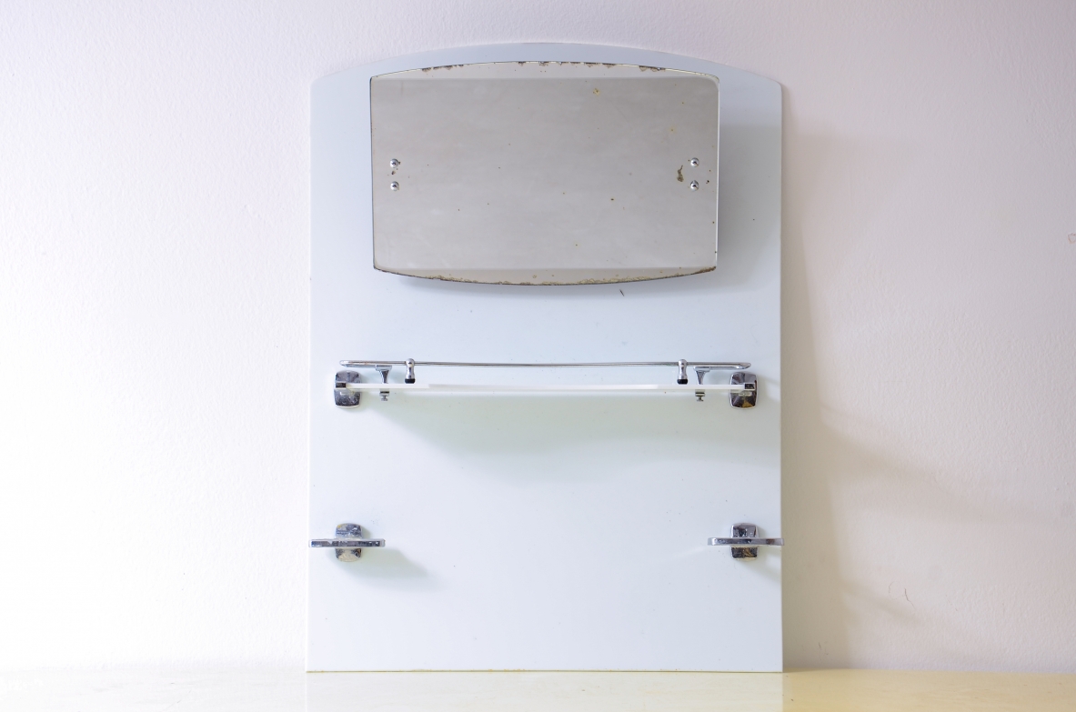 Specchio da bagno in opaline bianca con specchio basculante, mensola e porta saponette in metallo cromato.  Manifattura francese, 1930ca.