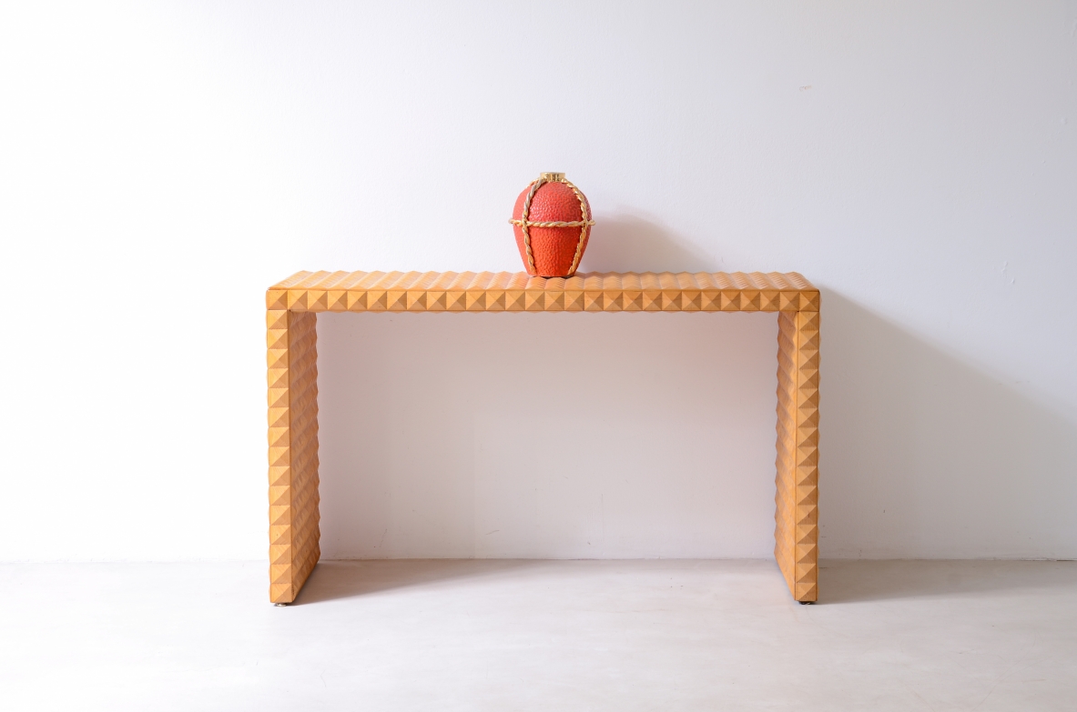 Console da centro rivestita di tessere in legno diamantato.  Manifattura italiana 1970ca.