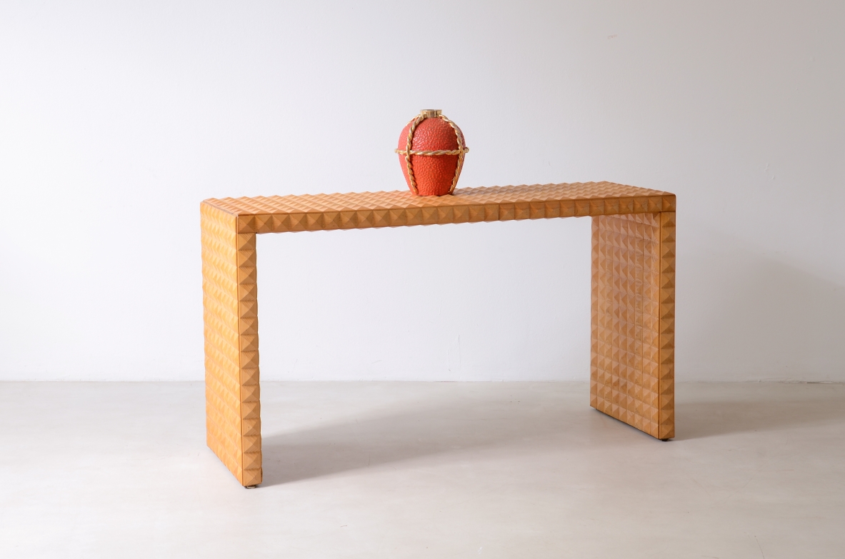 Console da centro rivestita di tessere in legno diamantato.  Manifattura italiana 1970ca.