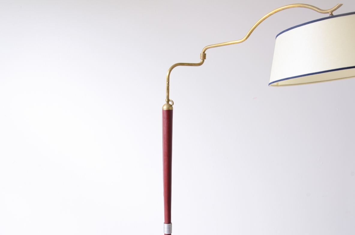 Arredoluce  Lampada da terra con stelo rivestito in pelle rosso scuro e ottone 1935