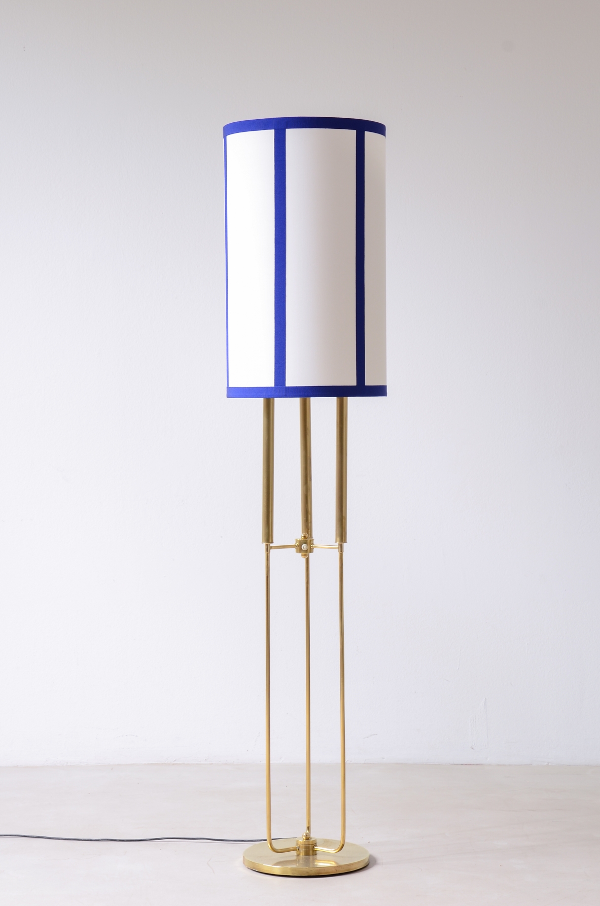 Lampada da terra in ottone con grande cappello in tessuto.1940