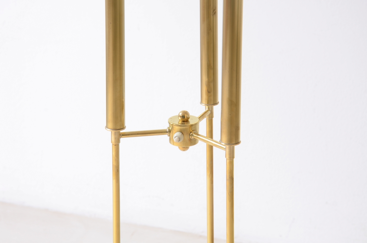 Lampada da terra in ottone con grande cappello in tessuto.1940