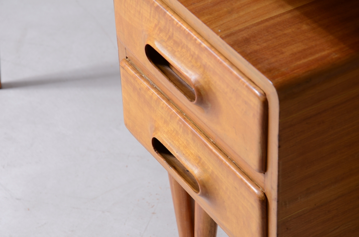 Silvio Cavatorta Elegant blond wood writing desk, original opaline glass top. Cavatorta & Co., circa 1950.