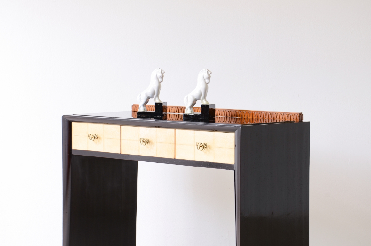 ABV Borsani Varedo  Elegante console in rovere tinto con motivo in legno