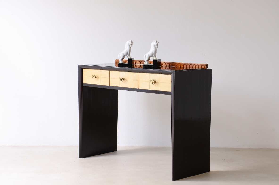 ABV Borsani Varedo  Elegante console in rovere tinto con motivo in legno