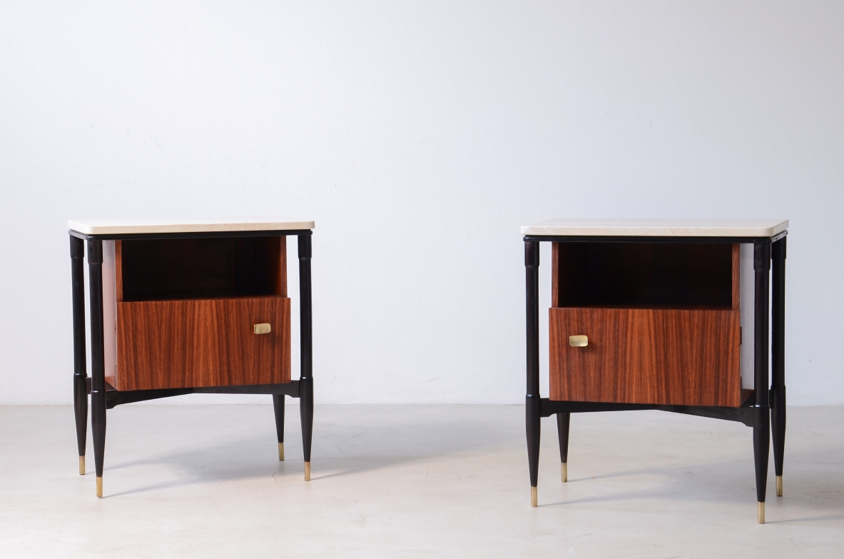 Coppia di eleganti comodini in noce con quattro gambe tornite, Manifattura italiana, 1955ca.