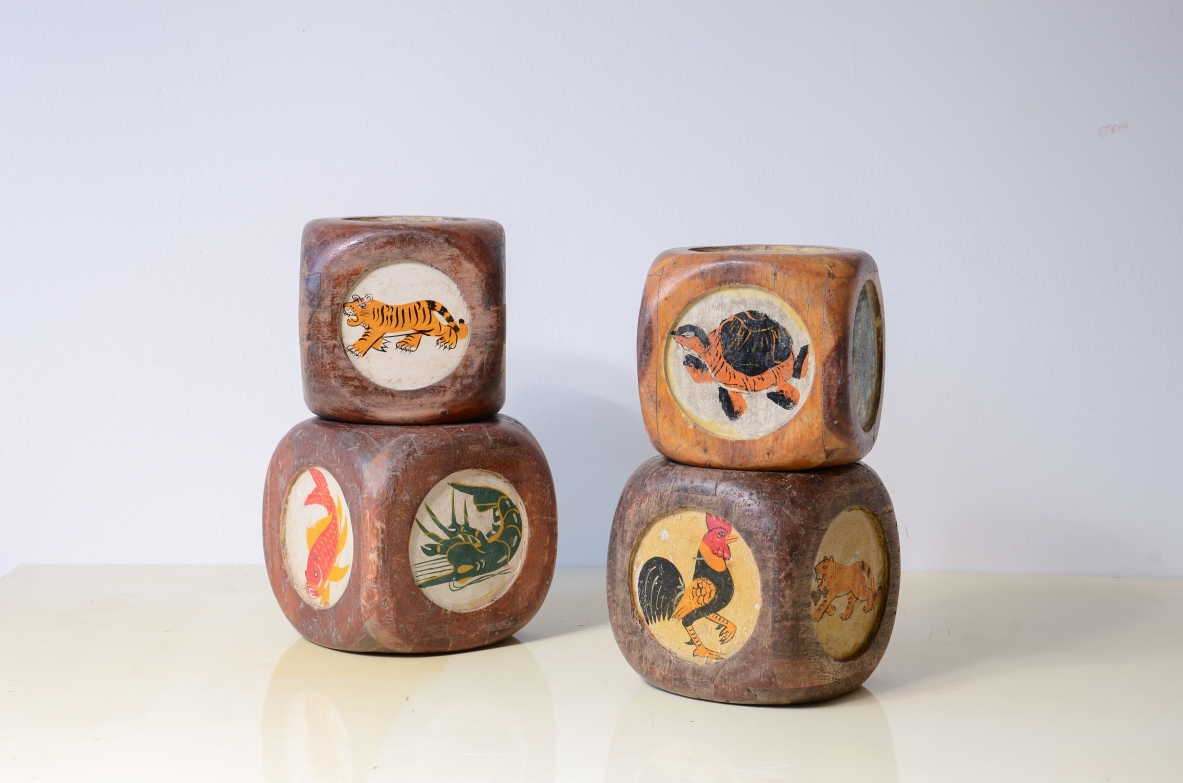 Quattro dadi da gioco in legno con figure di animali dipinte, Tibet anni 30