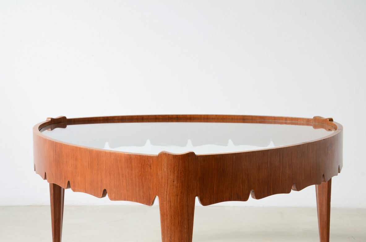 Pierluigi Colli Elegante tavolino in legno sagomato con piano a forma triangolare. Certificato archivio Colli 1950 