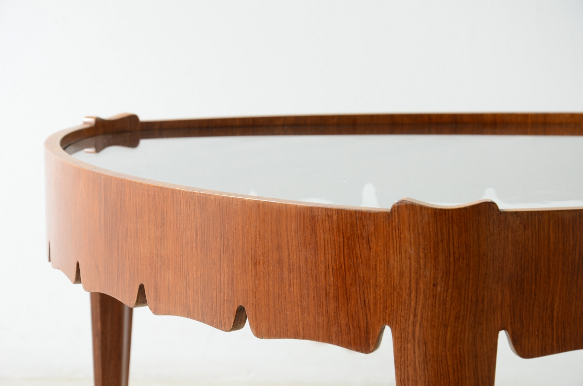 Pierluigi Colli Elegante tavolino in legno sagomato con piano a forma triangolare. Certificato archivio Colli 1950 