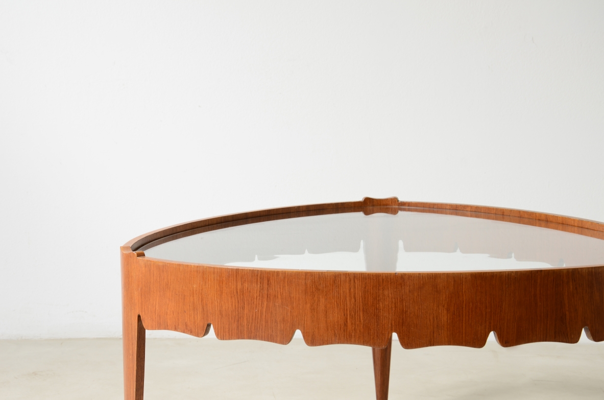 Pierluigi Colli Elegante tavolino in legno sagomato con piano a forma triangolare. Certificato archivio Colli 1950 