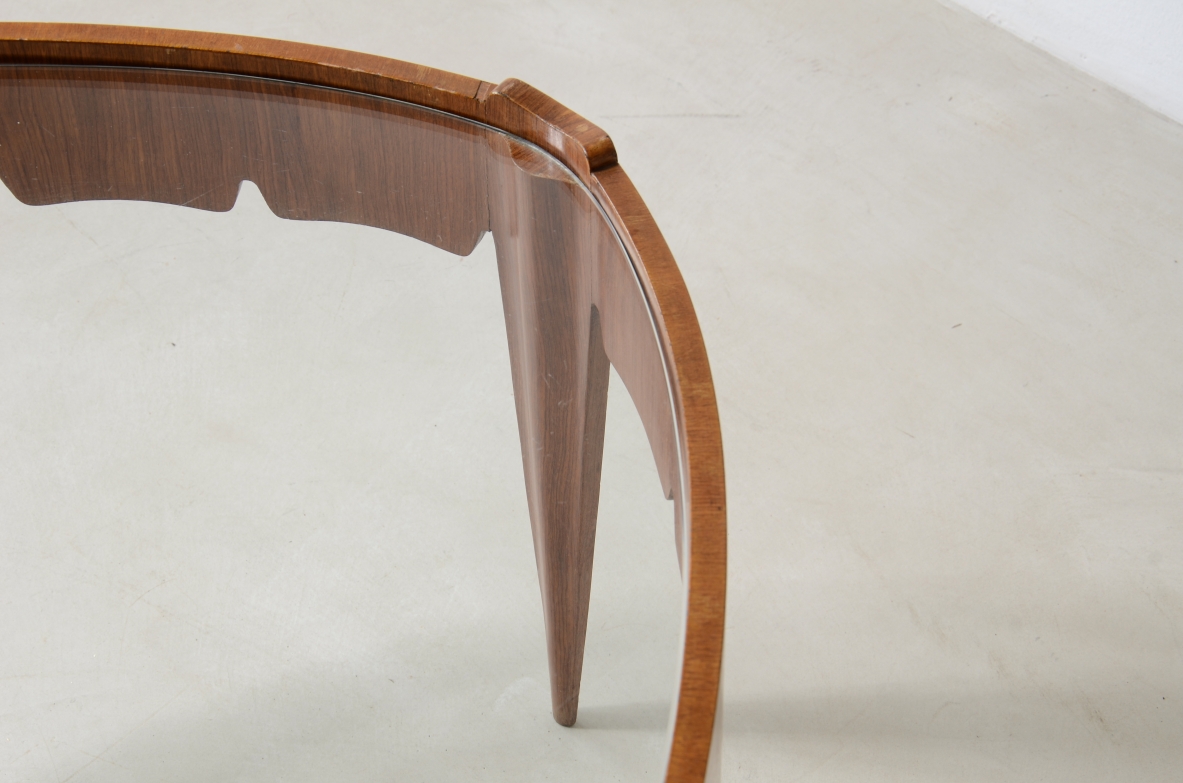 Pierluigi Colli Elegante tavolino in legno sagomato con piano a forma triangolare. Certificato archivio Colli 1950 