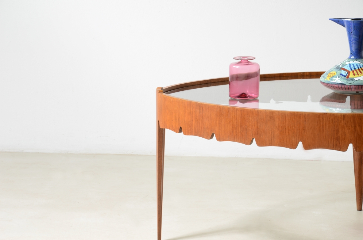 Pierluigi Colli Elegante tavolino in legno sagomato con piano a forma triangolare. Certificato archivio Colli 1950 