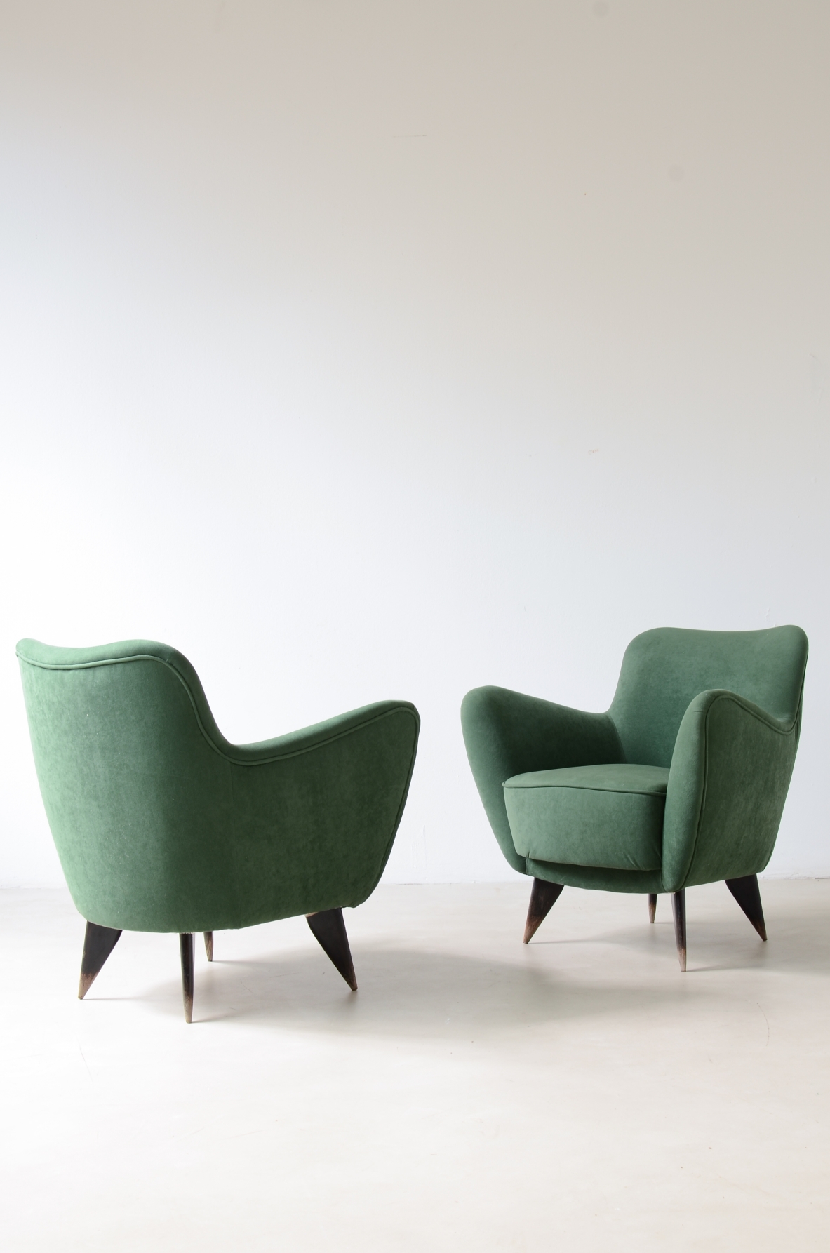 Gio Ponti Coppia di poltrone rivestite in velluto imbottito 1952