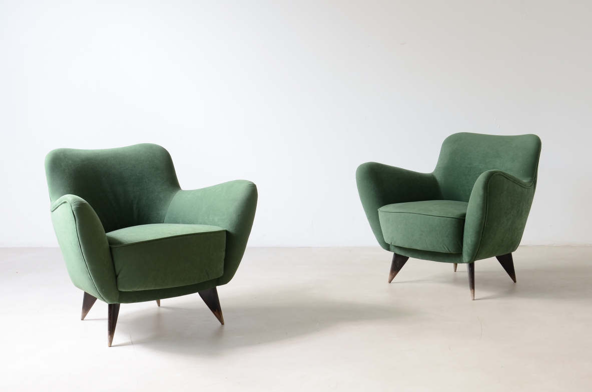 Gio Ponti Coppia di poltrone rivestite in velluto imbottito 1952