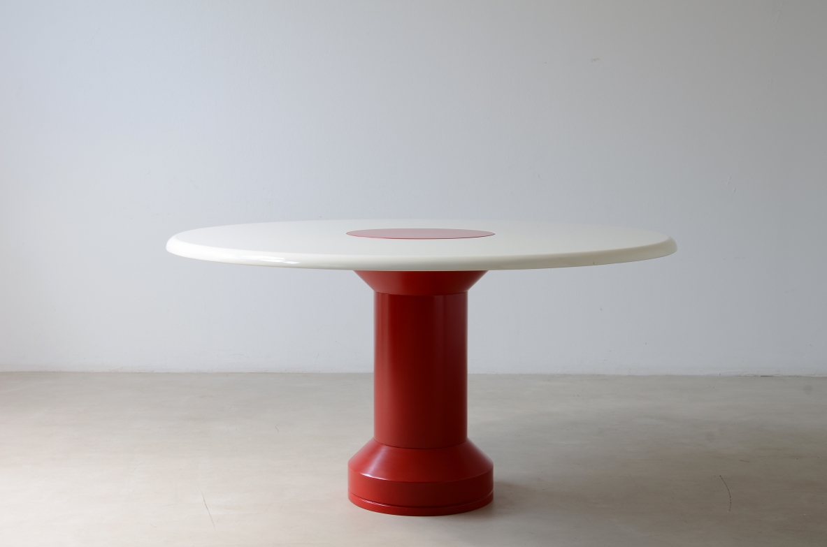 Tavolo con base in metallo laccato e piano in legno.  Manifattura Italiana, 1960ca.