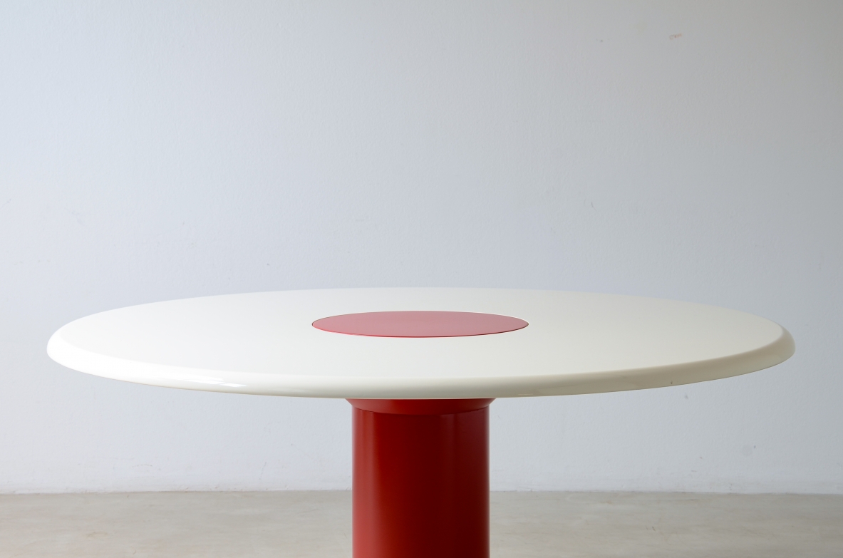 Tavolo con base in metallo laccato e piano in legno.  Manifattura Italiana, 1960ca.