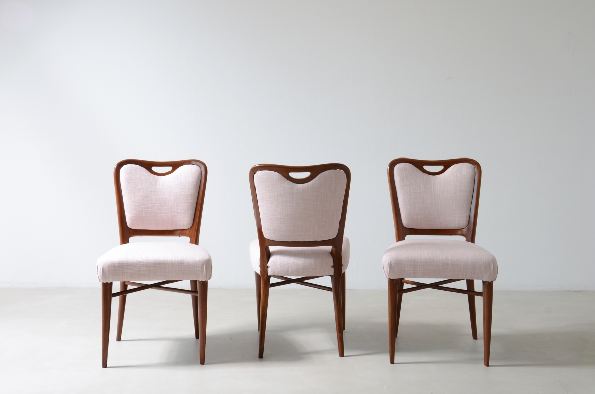 Osvaldo Borsani. Set di 10 eleganti sedie in noce. Manifattura ABV Borsani