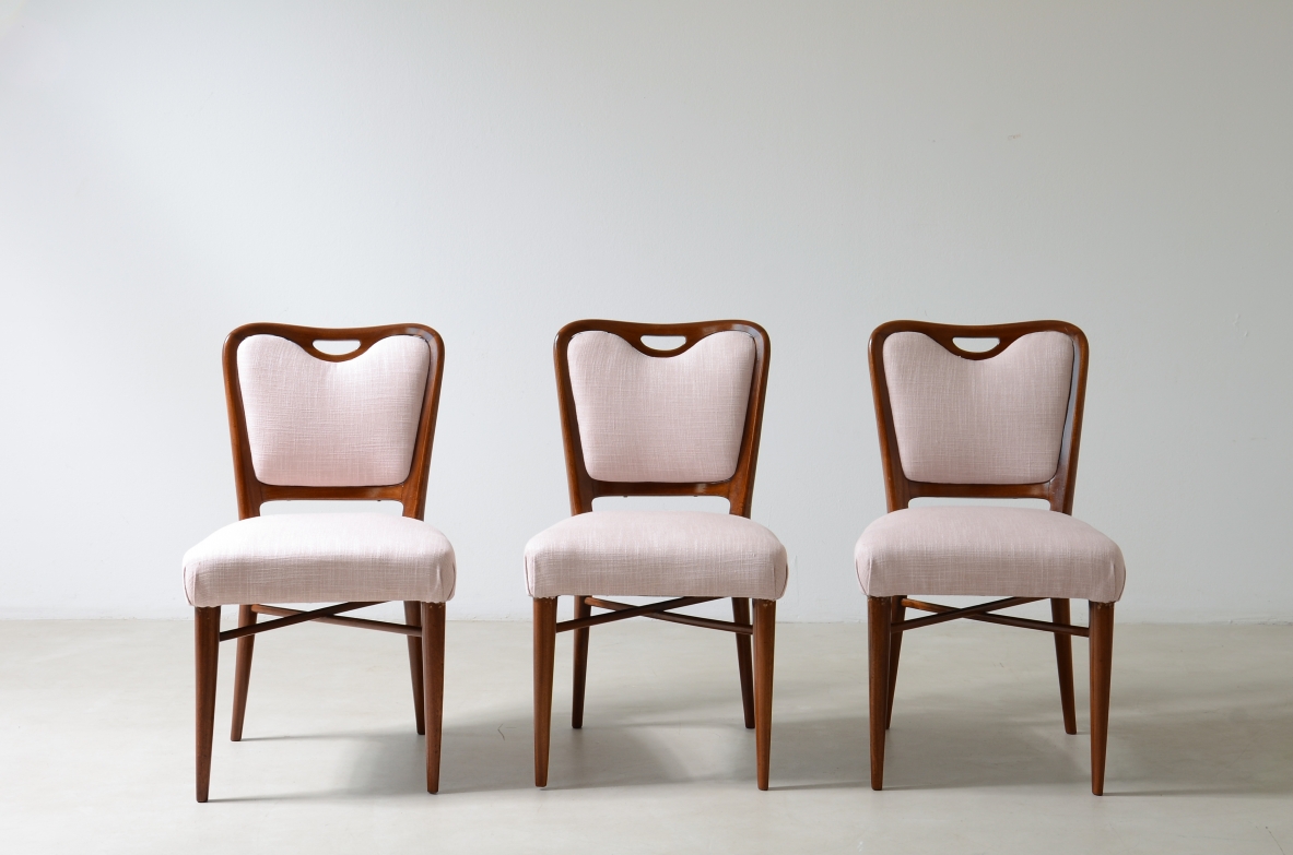 Osvaldo Borsani. Set di 10 eleganti sedie in noce. Manifattura ABV Borsani