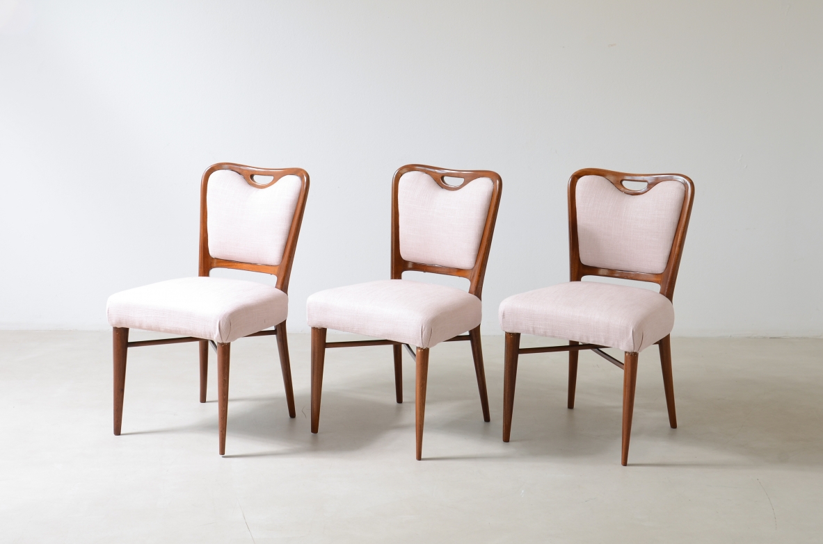 Osvaldo Borsani. Set di 10 eleganti sedie in noce. Manifattura ABV Borsani