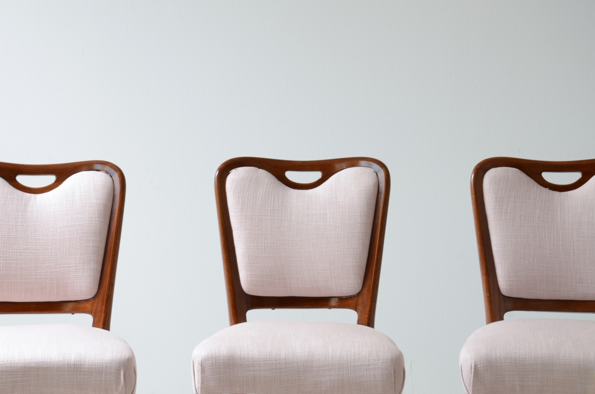 Osvaldo Borsani. Set di 10 eleganti sedie in noce. Manifattura ABV Borsani