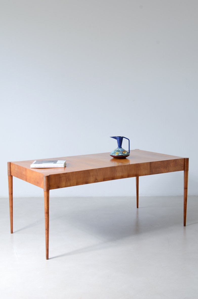 Tavolo in ciliegio con gambe tronite e decorazione a dischi torniti anni 40