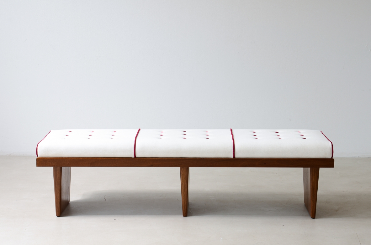 Panca con struttura in legno a tre montanti.  Attribuzione Gio Ponti, 1950ca.