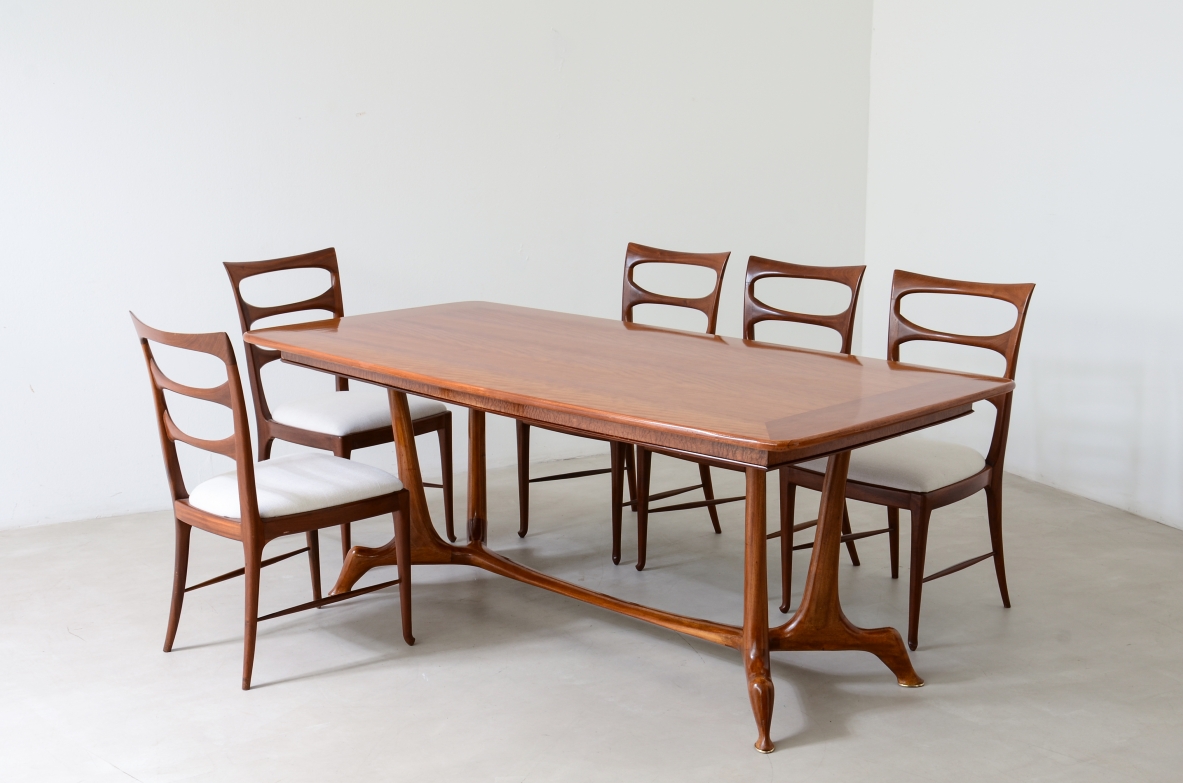 tavolo in ciliegio con base scultorea dalle linee tese e raccordi morbidi, Manifattura italiana, circa 1950.