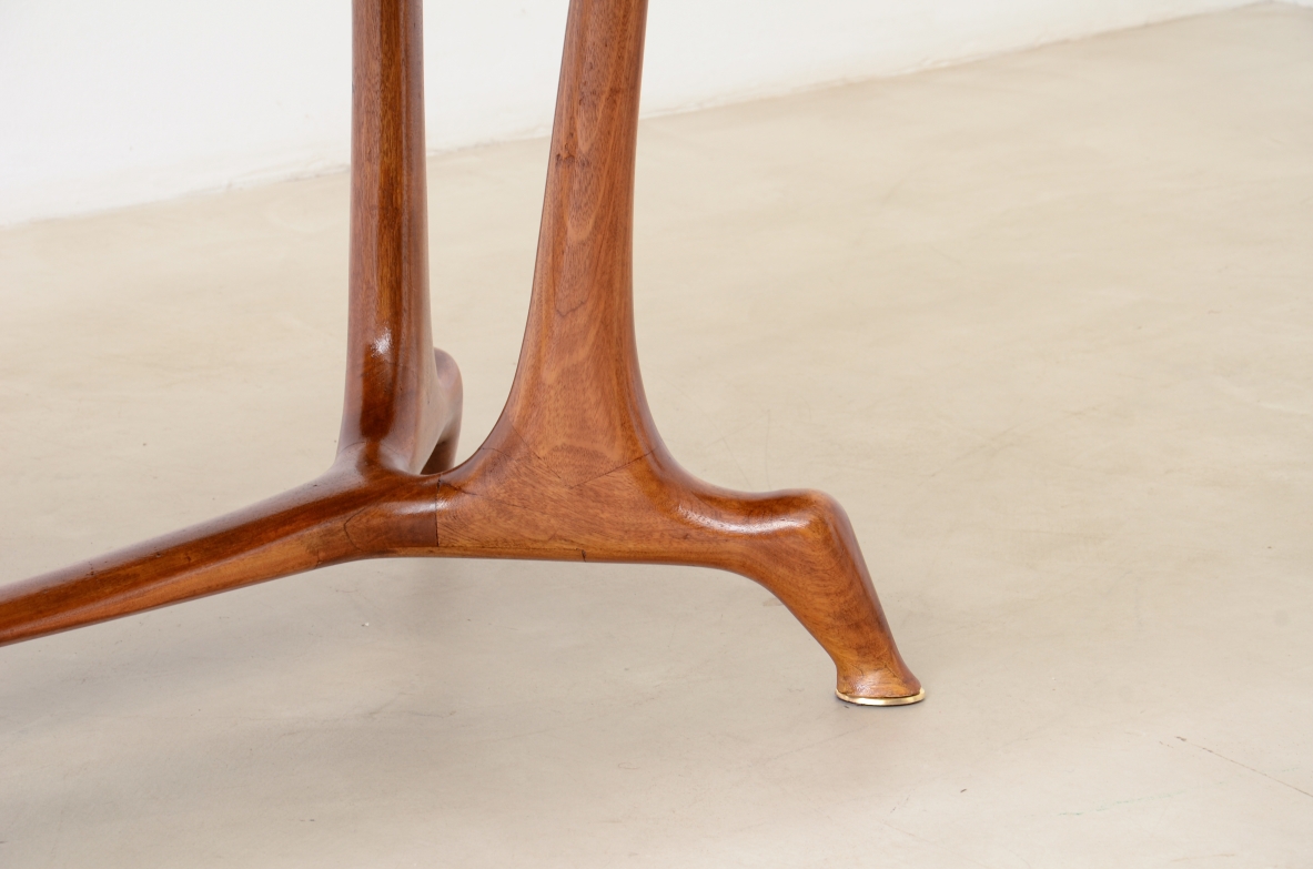 tavolo in ciliegio con base scultorea dalle linee tese e raccordi morbidi, Manifattura italiana, circa 1950.