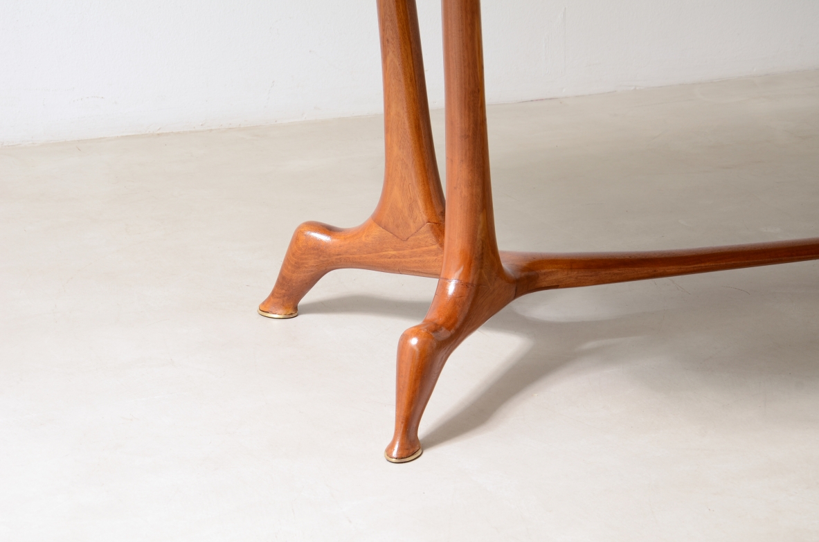 tavolo in ciliegio con base scultorea dalle linee tese e raccordi morbidi, Manifattura italiana, circa 1950.