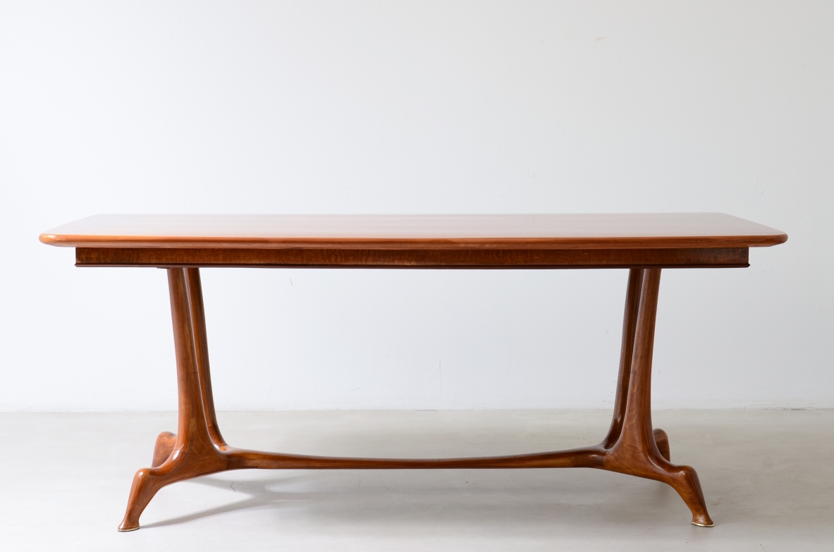 tavolo in ciliegio con base scultorea dalle linee tese e raccordi morbidi, Manifattura italiana, circa 1950.
