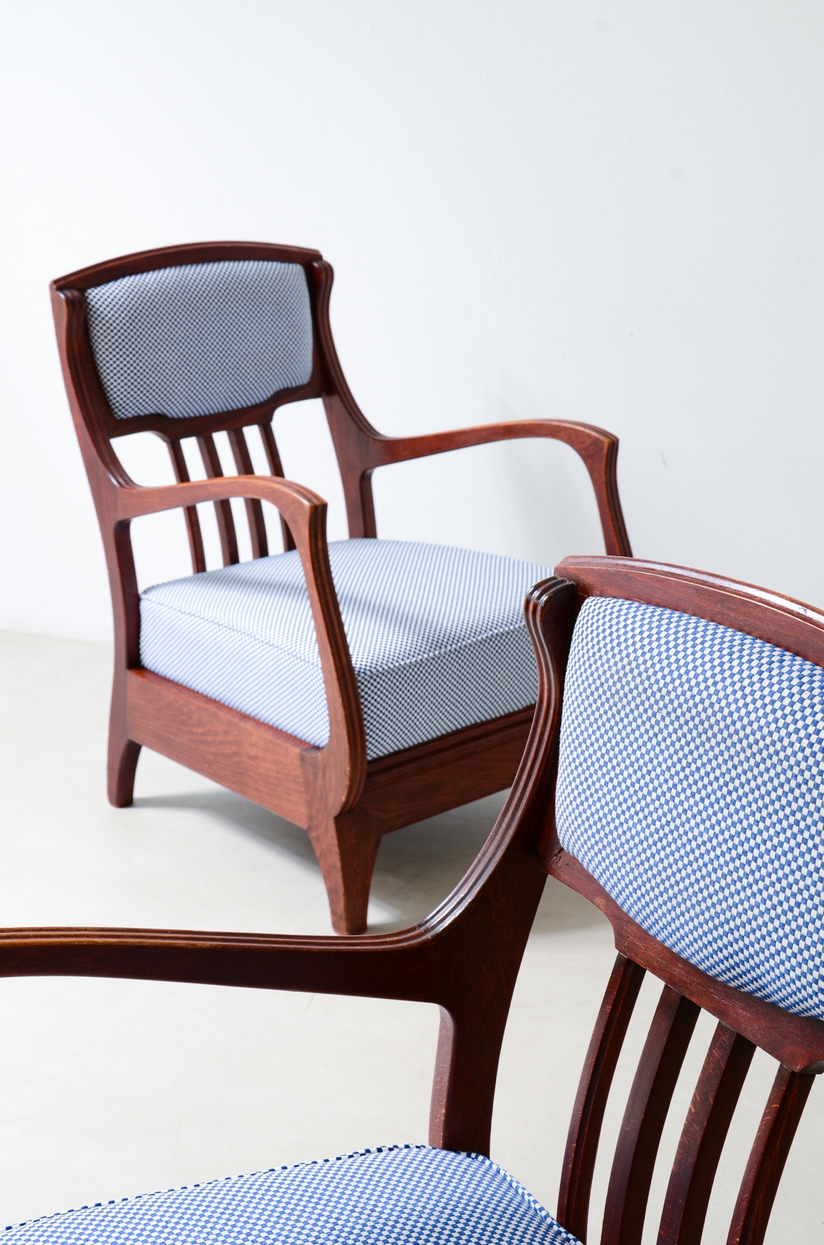 Eugenio Quarti, Pair of elegant shaped wood armchairs