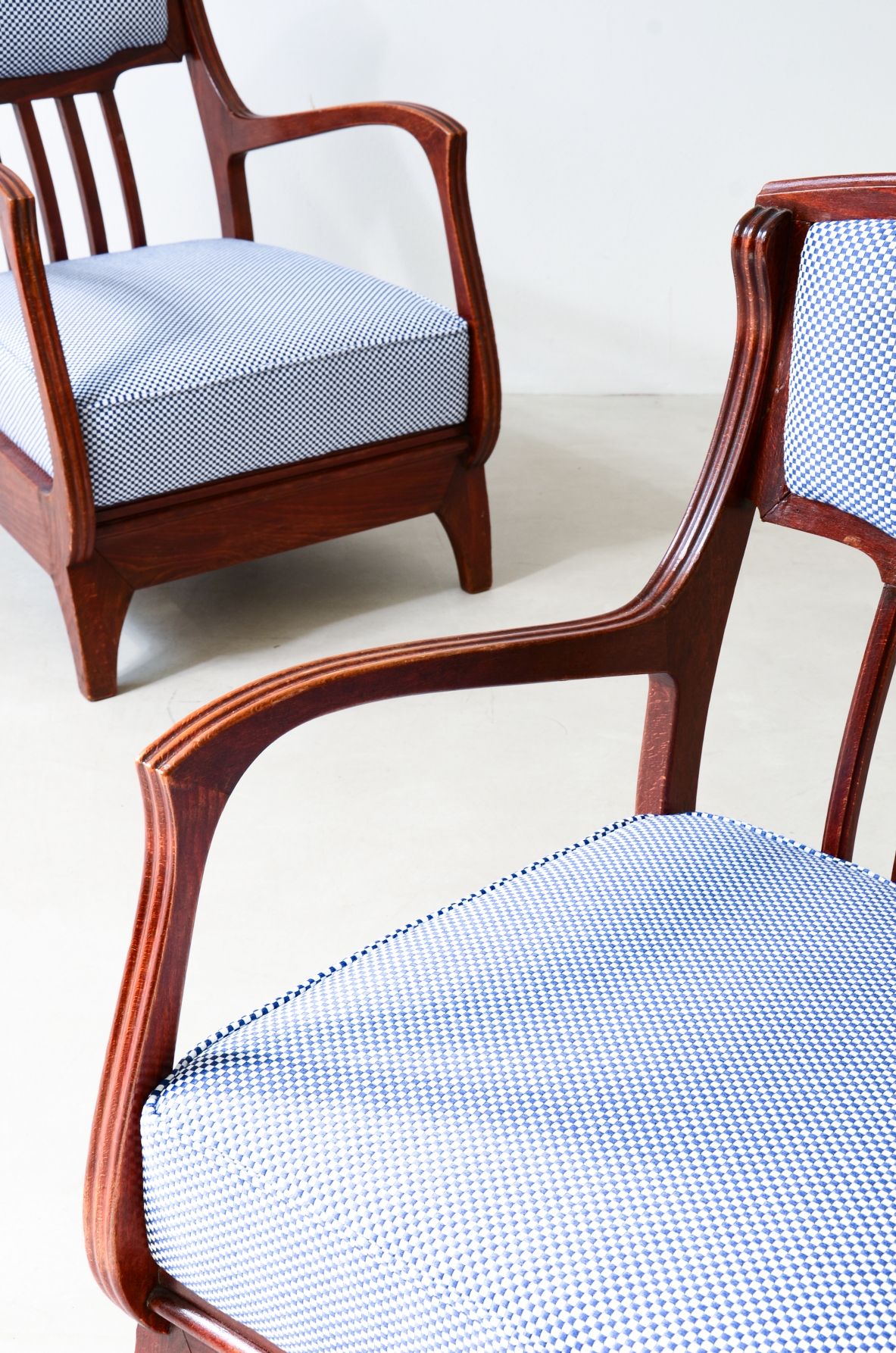 Eugenio Quarti, Pair of elegant shaped wood armchairs