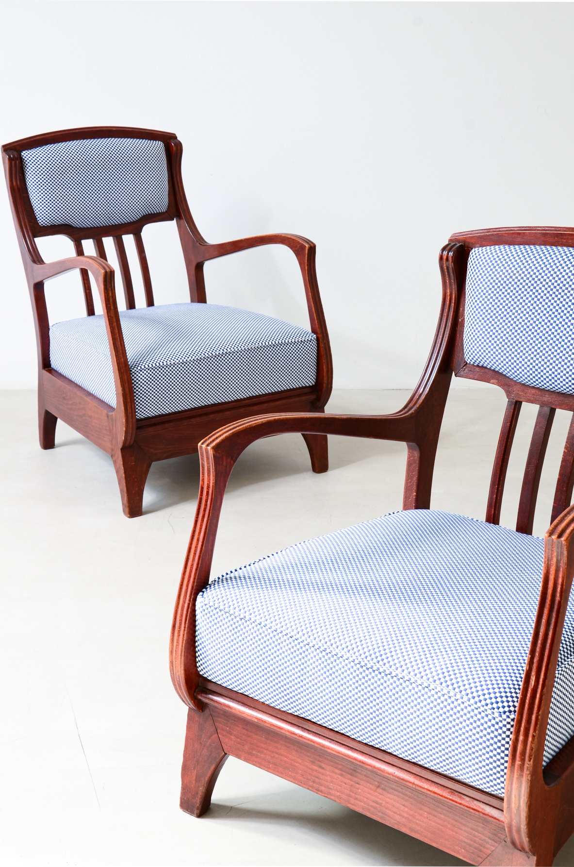 Eugenio Quarti, Pair of elegant shaped wood armchairs
