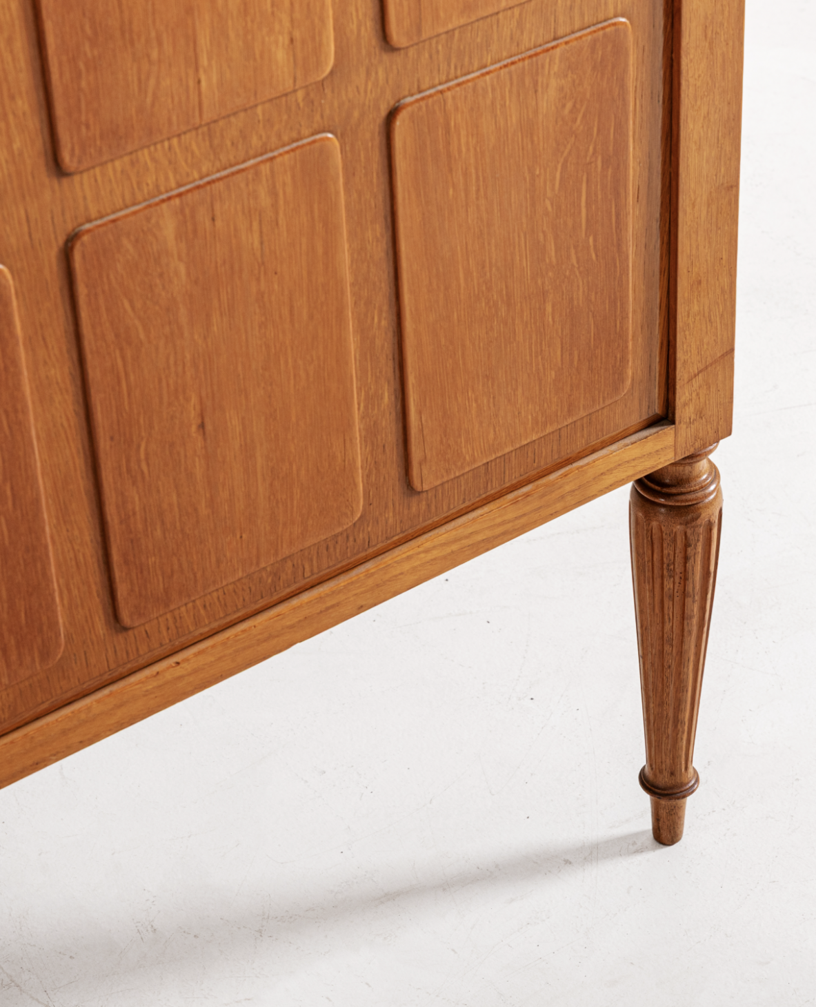 Paolo Buffa (1903-1970) Large four-door blond oak cabinet Made around 1950.