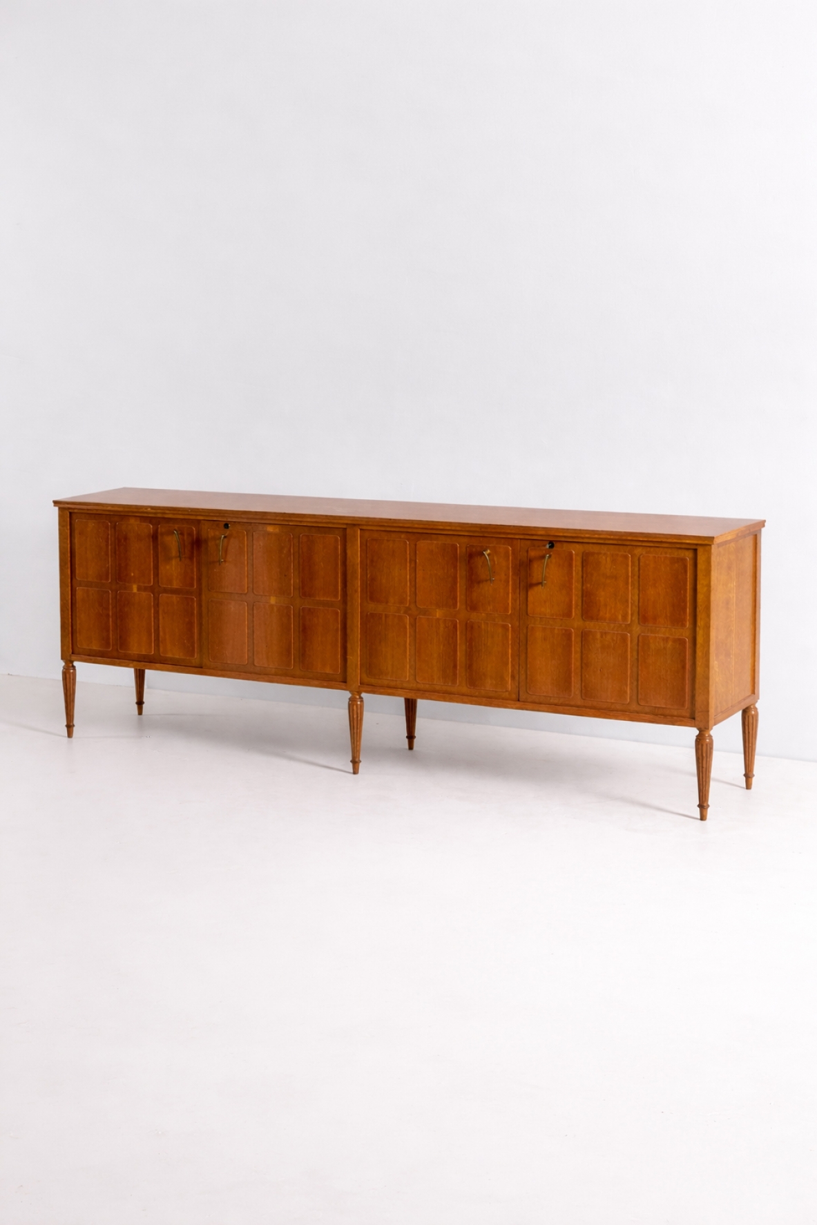 Paolo Buffa (1903-1970) Large four-door blond oak cabinet Made around 1950.