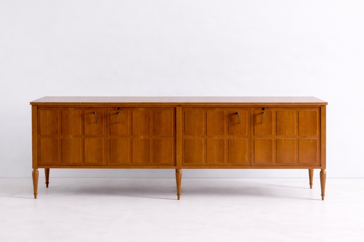 Paolo Buffa (1903-1970) Large four-door blond oak cabinet Made around 1950.