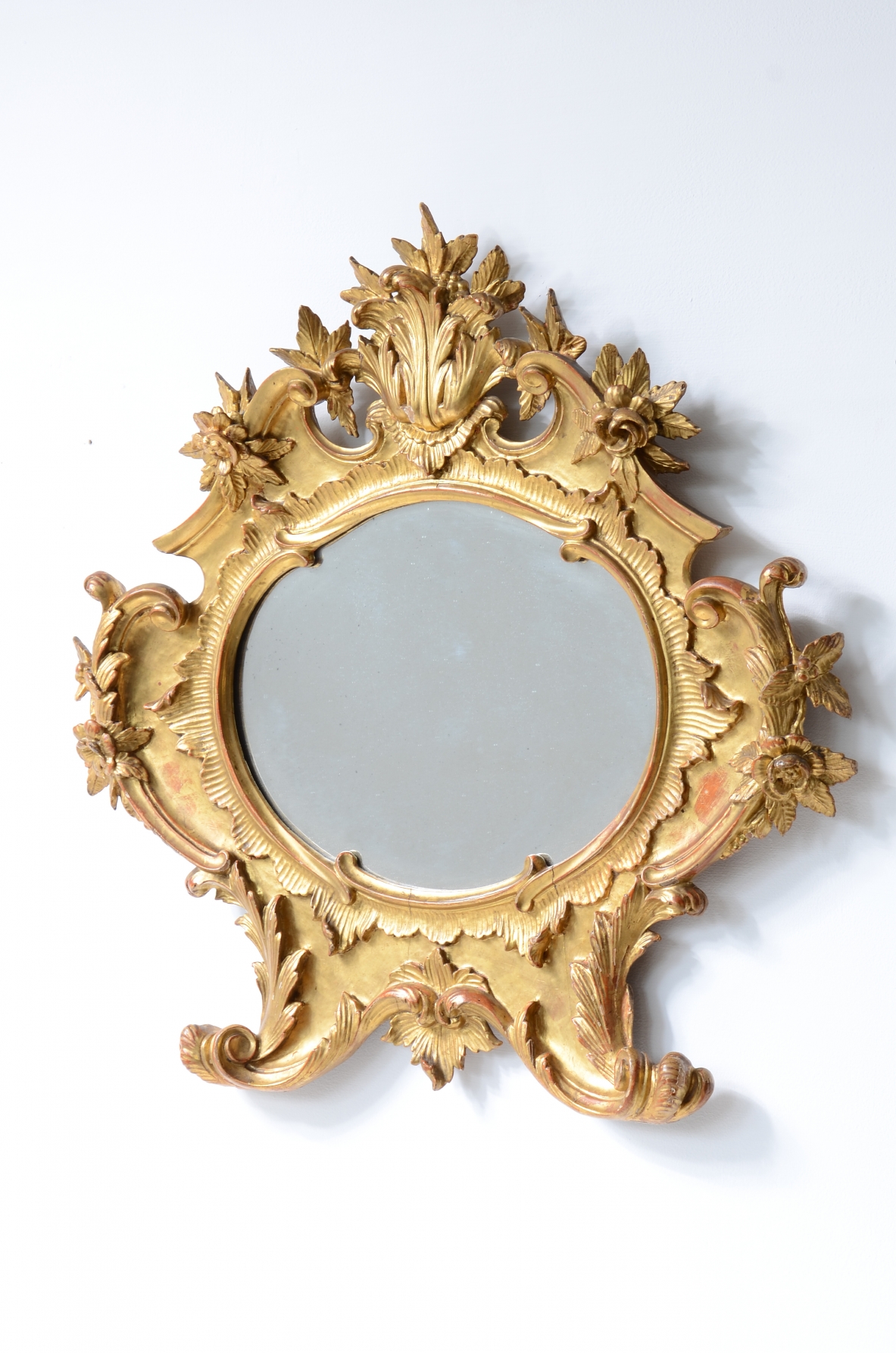 Piccola straordinaria specchiera in legno dorato con intaglio a 