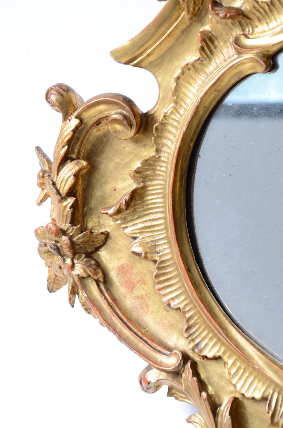 Piccola straordinaria specchiera in legno dorato con intaglio a 