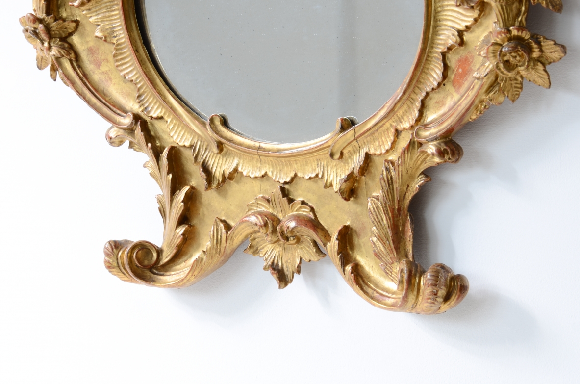 Piccola straordinaria specchiera in legno dorato con intaglio a 