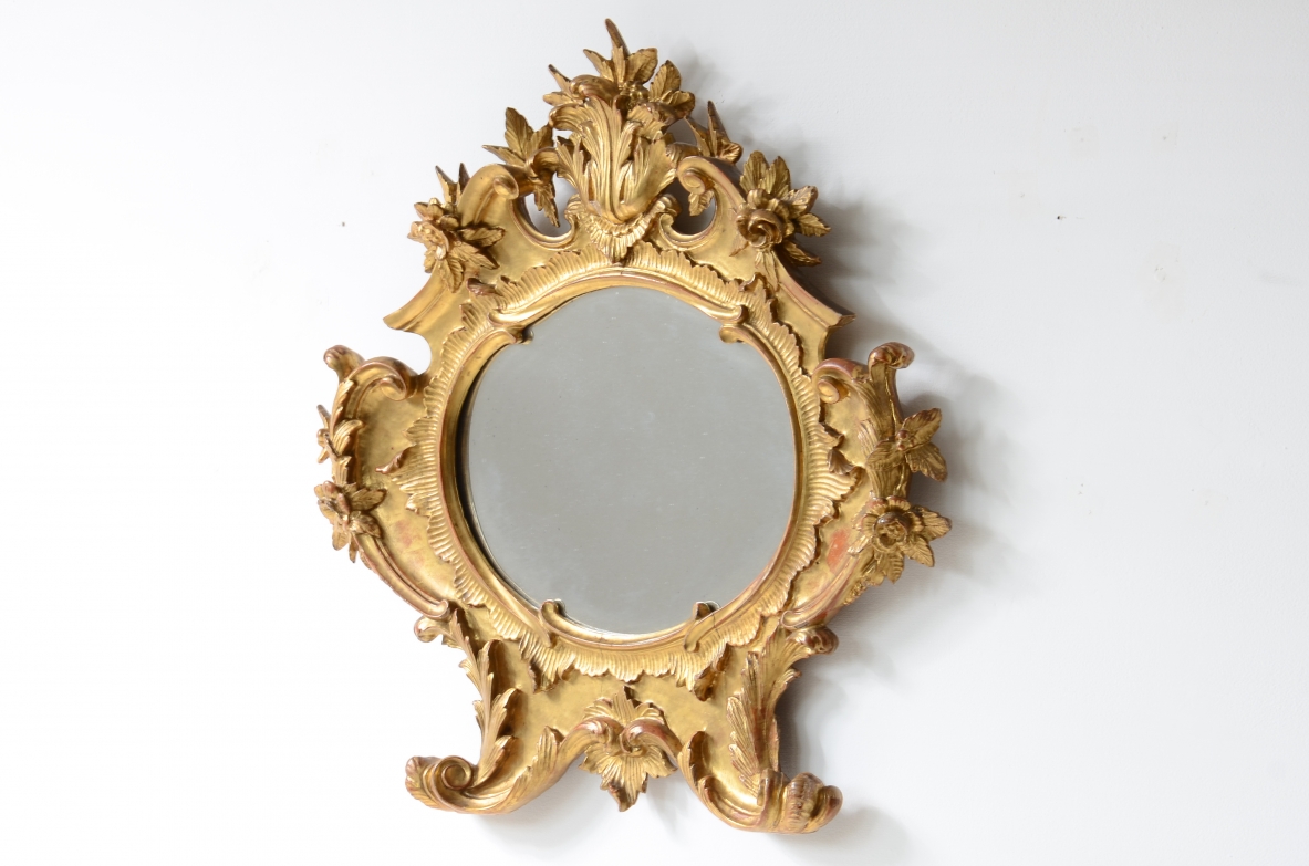 Piccola straordinaria specchiera in legno dorato con intaglio a 