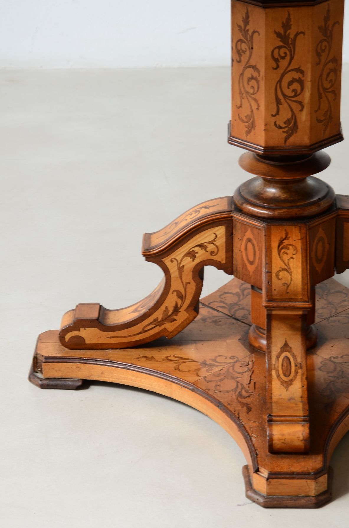 Elegante tavolino in legni policromi con intarsi. Epoca Carlo X, 1830ca.